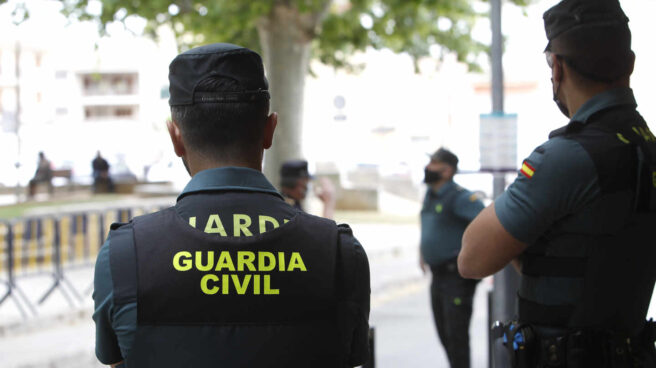 Dos agentes de la Guardia Civil, en acto de servicio en Mallorca.