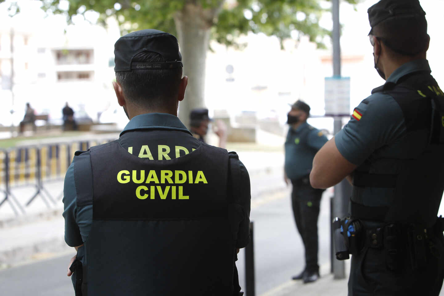 Dos agentes de la Guardia Civil, en acto de servicio en Mallorca.