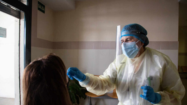 guia-covid-persistente Una mujer se somete a una prueba de antígenos en un dispositivo de cribado masivo instalado en el centro de salud.