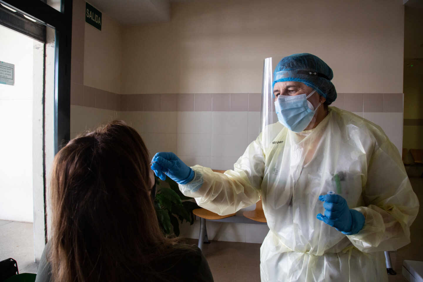 Una mujer se somete a una prueba de antígenos en un dispositivo de cribado masivo instalado en el centro de salud.