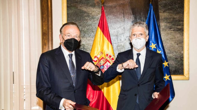 https___prensa.fundacionlacaixa.org_wp-content_uploads_2021_05_FOTO1F1 Grande-Marlaska y Fainé firman acuerdo programa Reincorpora