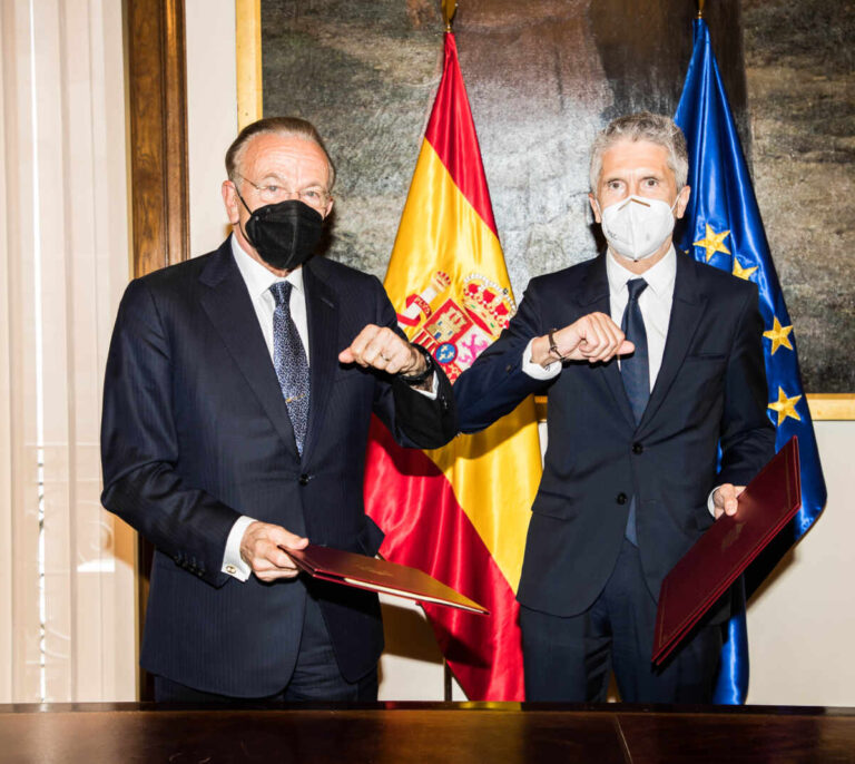 El ministro del Interior y el presidente de la Fundación ”la Caixa”, Isidro Fainé, firman la continuidad de Reincorpora