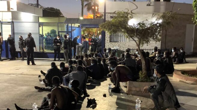 Casi 100 inmigrantes irrumpen durante la madrugada en Melilla