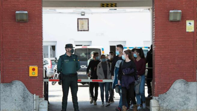 Agentes de Policía Nacional salen de la Comandancia de la Guardia Civil de Girona, este lunes, tras vacunarse.