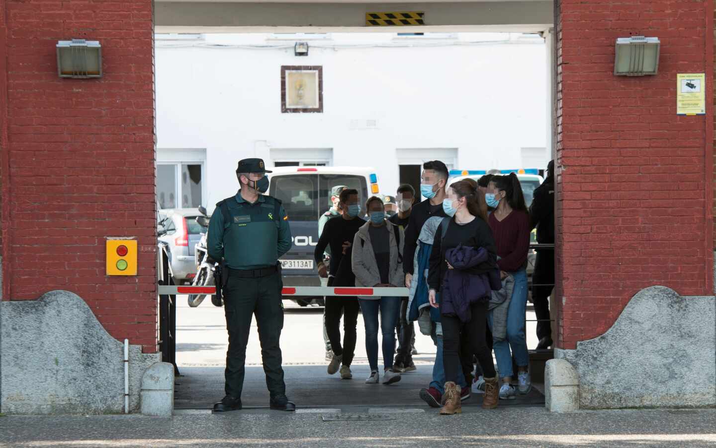Agentes de Policía Nacional salen de la Comandancia de la Guardia Civil de Girona, este lunes, tras vacunarse.