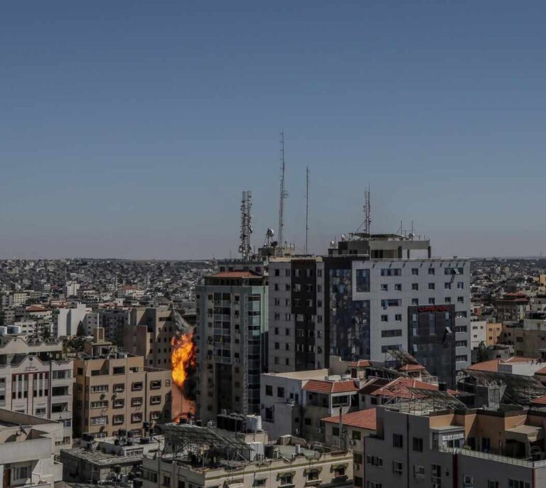 Vídeo: Israel derriba el edificio desde el que operaban Al Jazeera y Associated Press en Gaza
