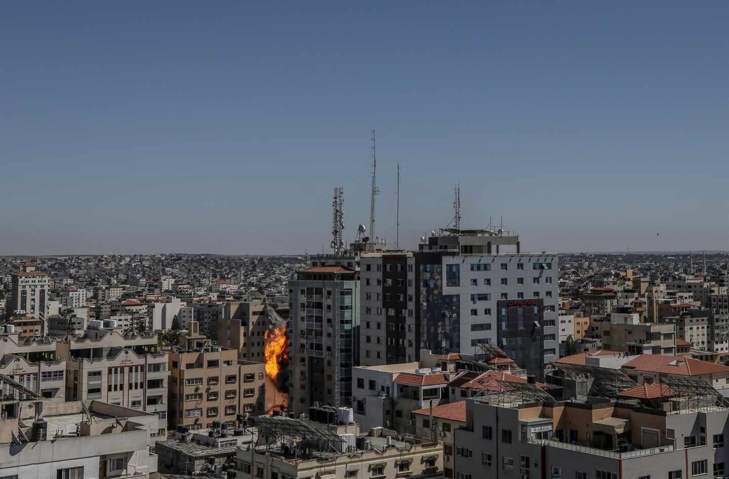 La torre Al-Jalaa en Gaza, desde donde operaban medios como Associated Press o Al Jazeera, bombardeada.
