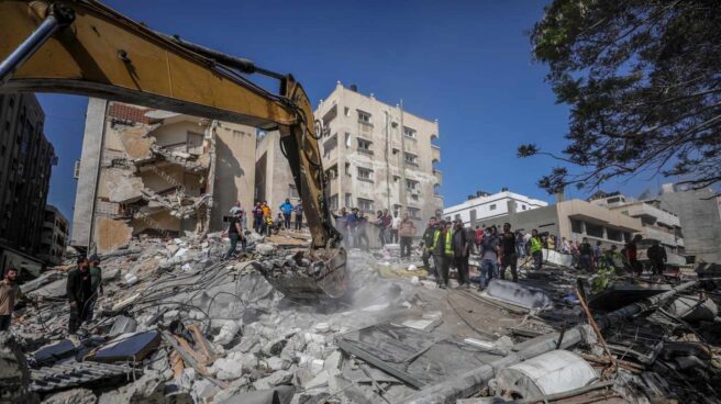 Edificio derribado en Gaza tras un bombardeo israelí. Edificio derribado en Gaza tras un bombardeo israelí.