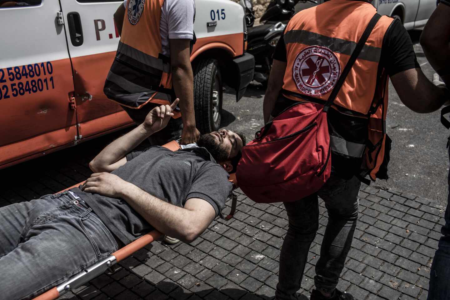 Paramédicos palestinos transportan a un herido durante los enfrentamientos