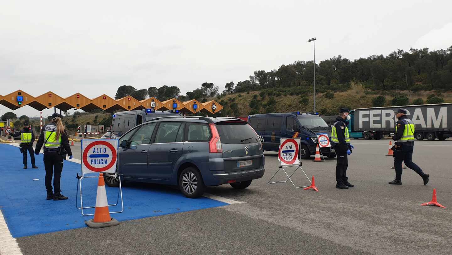 Policías nacionales, en un control en La Junquera (Girona) durante el primer estado de alarma por la covid-19.