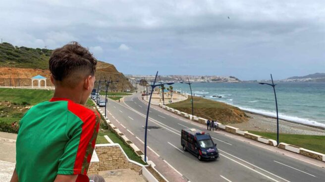 Un joven marroquí observa Ceuta desde el otro lado de la frontera.