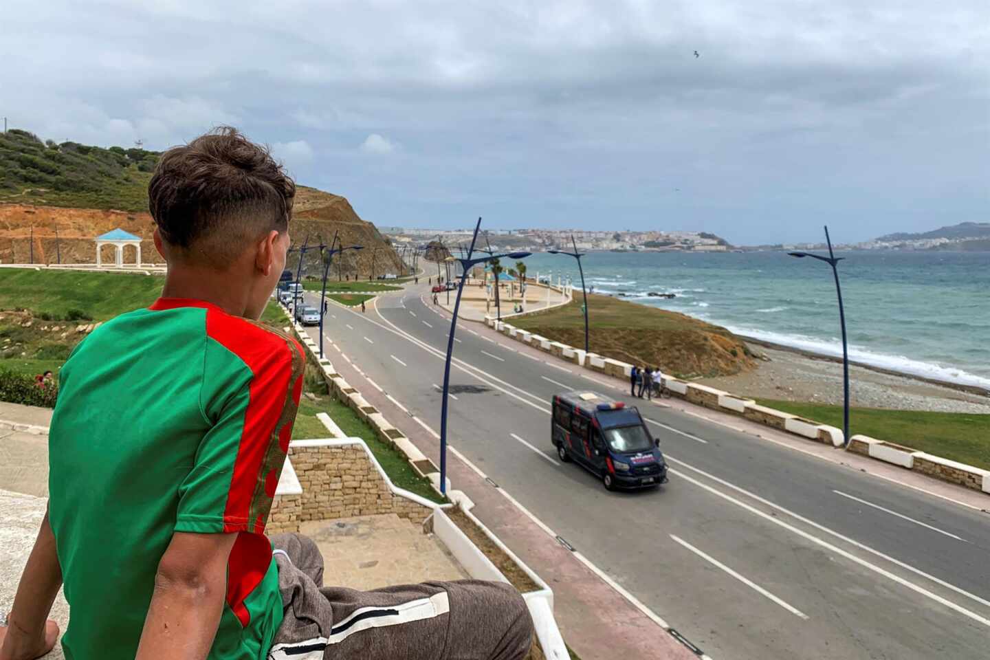 Un joven marroquí observa Ceuta desde el otro lado de la frontera.