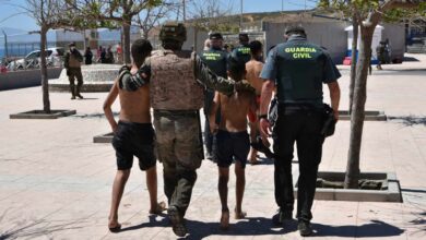 Un socorrista rescata en Ceuta a once niños que cruzaban el estrecho en una barca
