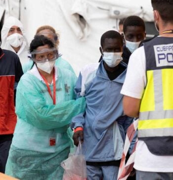 Salvamento rescata cerca de Lanzarote a 55 personas, 2 menores, que iban [...]