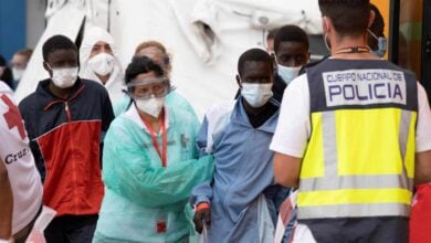 Salvamento rescata cerca de Lanzarote a 55 personas, 2 menores, que iban en una barcaza