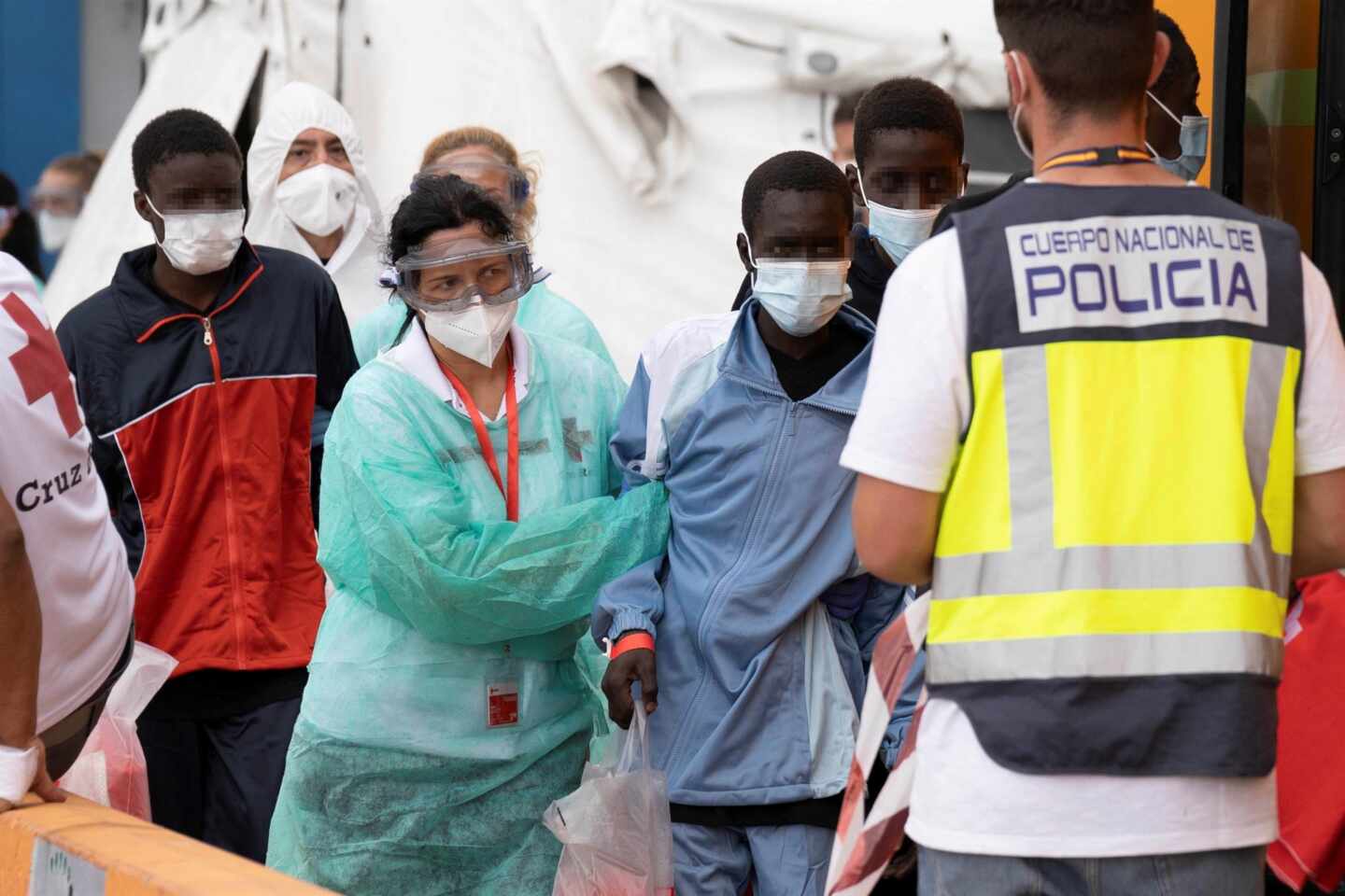 Salvamento rescata cerca de Lanzarote a 55 personas, 2 menores, que iban en una barcaza