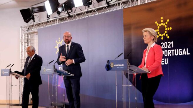 El primer ministro portugués, Antonio Costa, (i); la presidenta de la Comisión Europea, Ursula von der Leyen, y el presidente del Consejo Europeo, Charles Michel