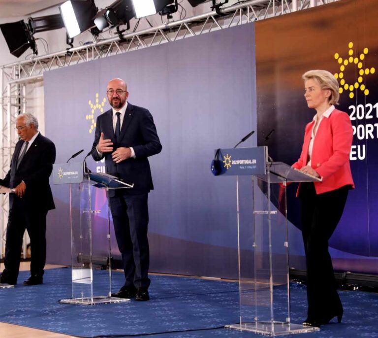 La UE cree que suspender patentes "no es la solución" y apela a las exportaciones