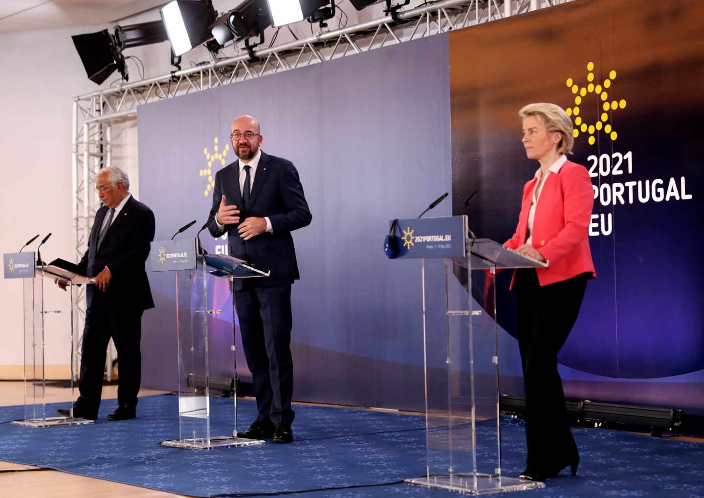 El primer ministro portugués, Antonio Costa, (i); la presidenta de la Comisión Europea, Ursula von der Leyen, y el presidente del Consejo Europeo, Charles Michel