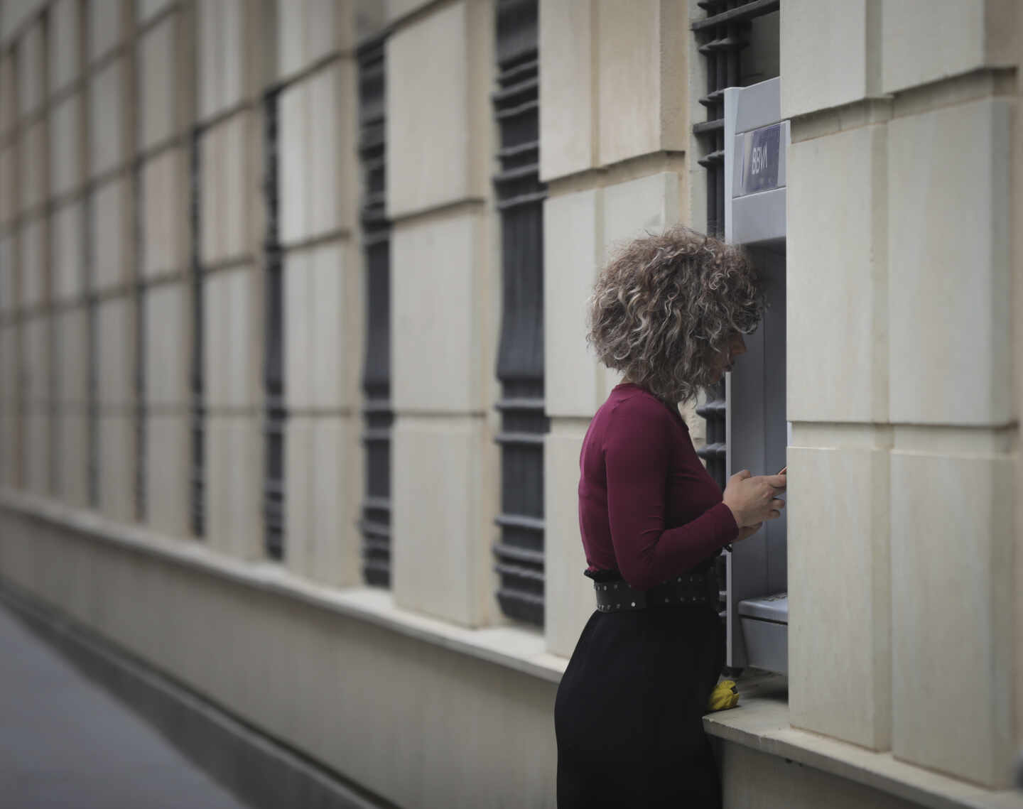 Una mujer en un cajero automático en una imagen de archivo.