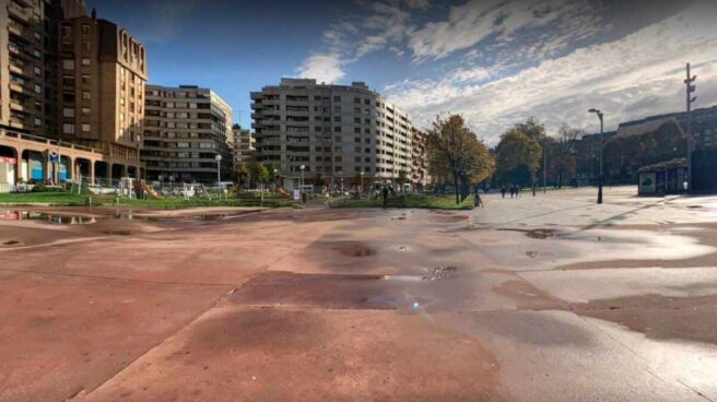 Dos jóvenes multados con 125 euros por tirar las cáscaras de las pipas al suelo Pistas deportiva La Exposición (Avilés)