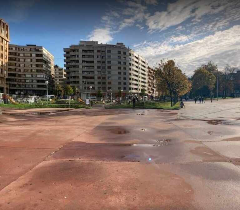 Dos jóvenes multados con 125 euros por tirar las cáscaras de las pipas al suelo