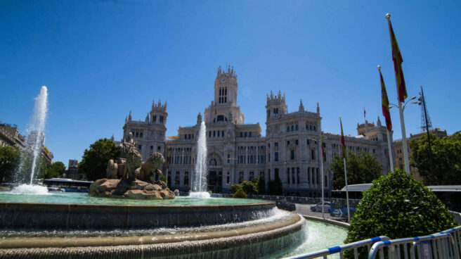Neptuno y Cibeles estarán vigiladas este sábado por 130 policías municipales Fuente de Cibeles protegida con vallas