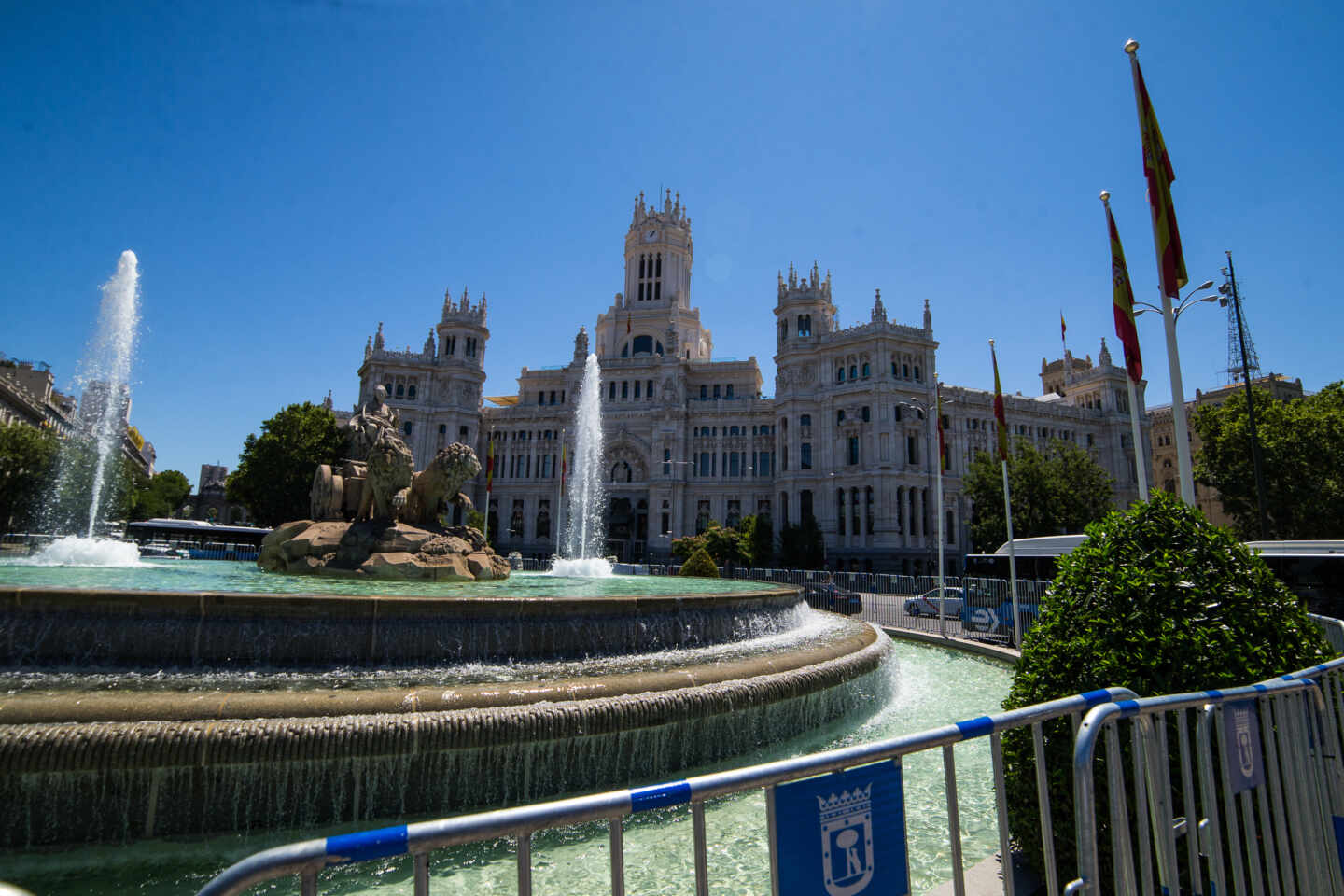 Fuente de Cibeles protegida con vallas