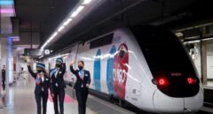 Azafatas de Ouigo en el viaje inaugural de la compañía en España.