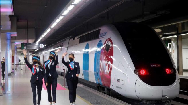 Azafatas de Ouigo en el viaje inaugural de la compañía en España. Azafatas de Ouigo en el viaje inaugural de la compañía en España.