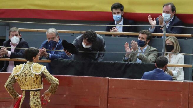 El torero Paco Ureña, durante su brindis frente al líder del PP, Pablo Casado, en la corrida de toros de San Isidro en Vistalegre.