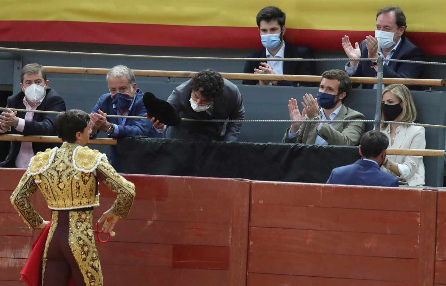 El torero Paco Ureña, durante su brindis frente al líder del PP, Pablo Casado, en la corrida de toros de San Isidro en Vistalegre.