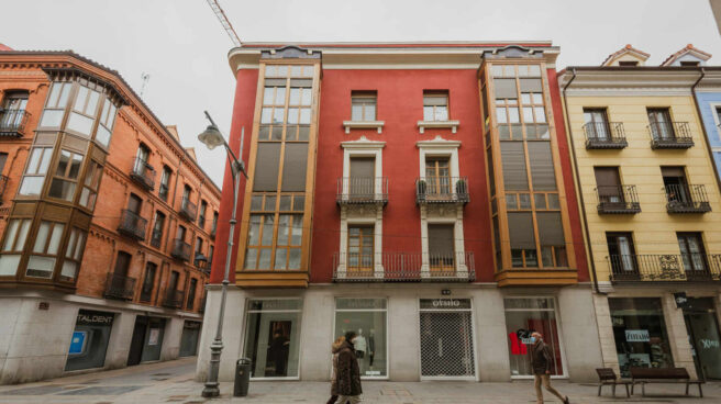 Personas pasean por una calle de Palencia.