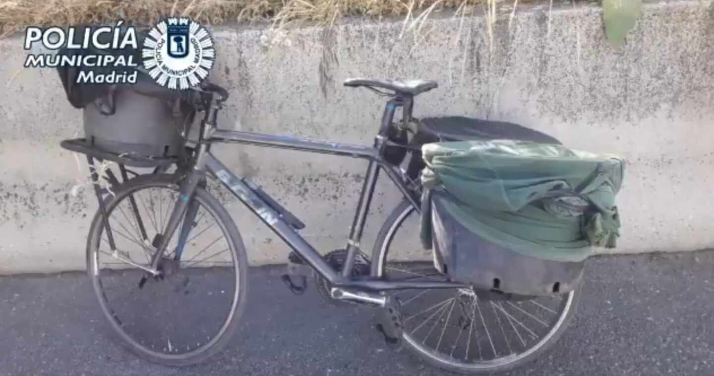 Detenido en la M-30 un ciclista con auriculares que transportaba patos