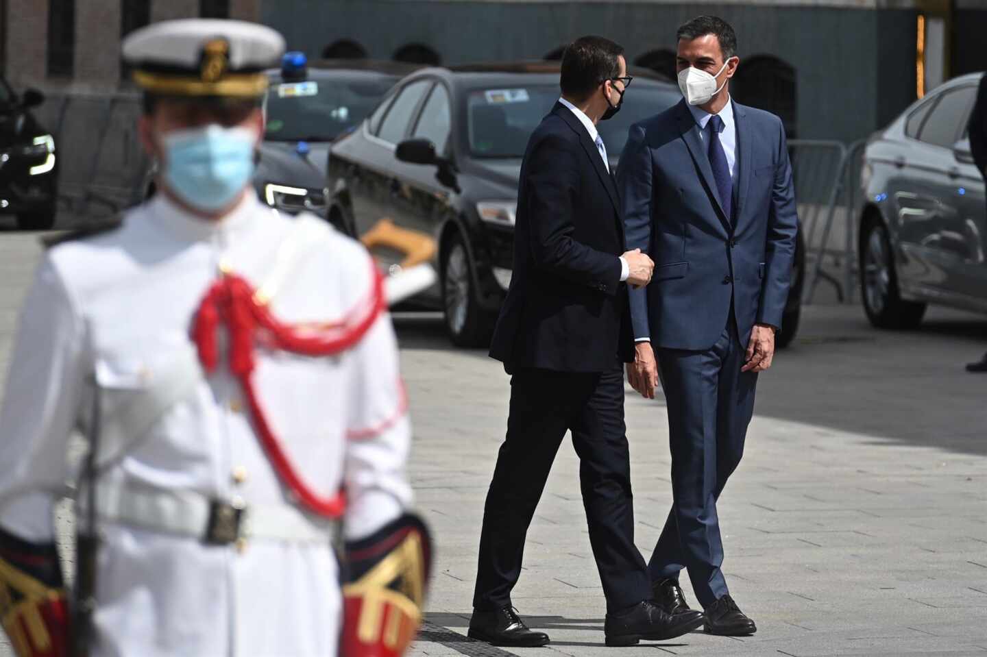 Pedro Sánchez, con el primer ministro polaco este lunes en Alcalá de Henares.