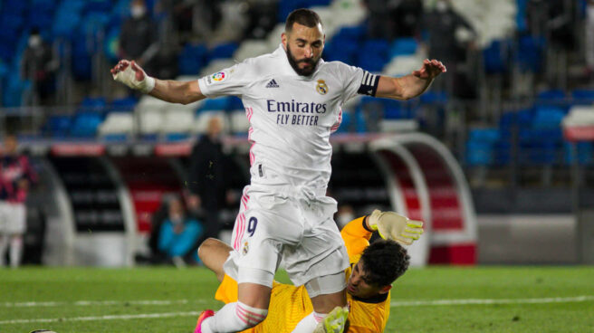 Karim Benzema, derribado por el portero del Sevilla durante la última jornada de Liga. Karim Benzema, derribado por el portero del Sevilla durante la última jornada de Liga.
