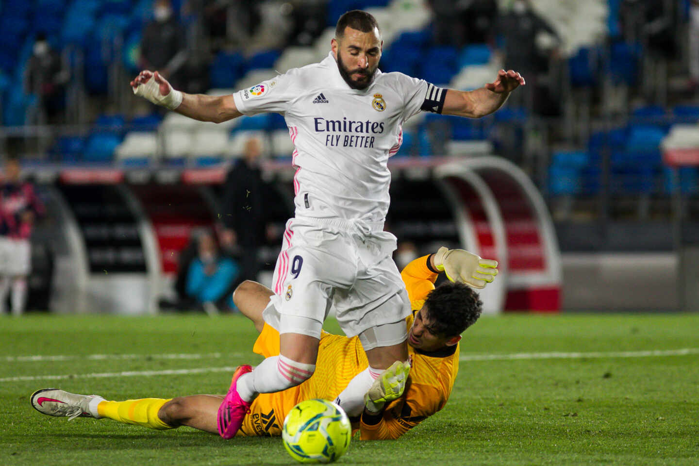 Karim Benzema, derribado por el portero del Sevilla durante la última jornada de Liga.