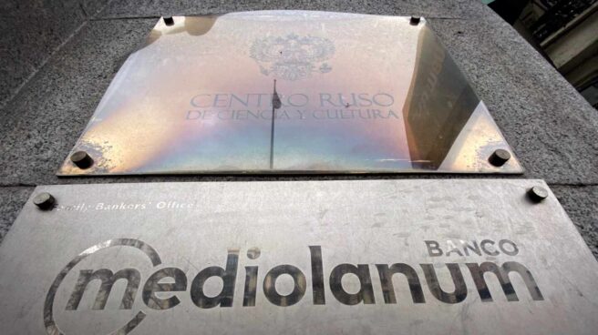 Placa con el logotigo del Banco Mediolanum, en la puerta de entrada de uno de sus locales en Madrid (España).