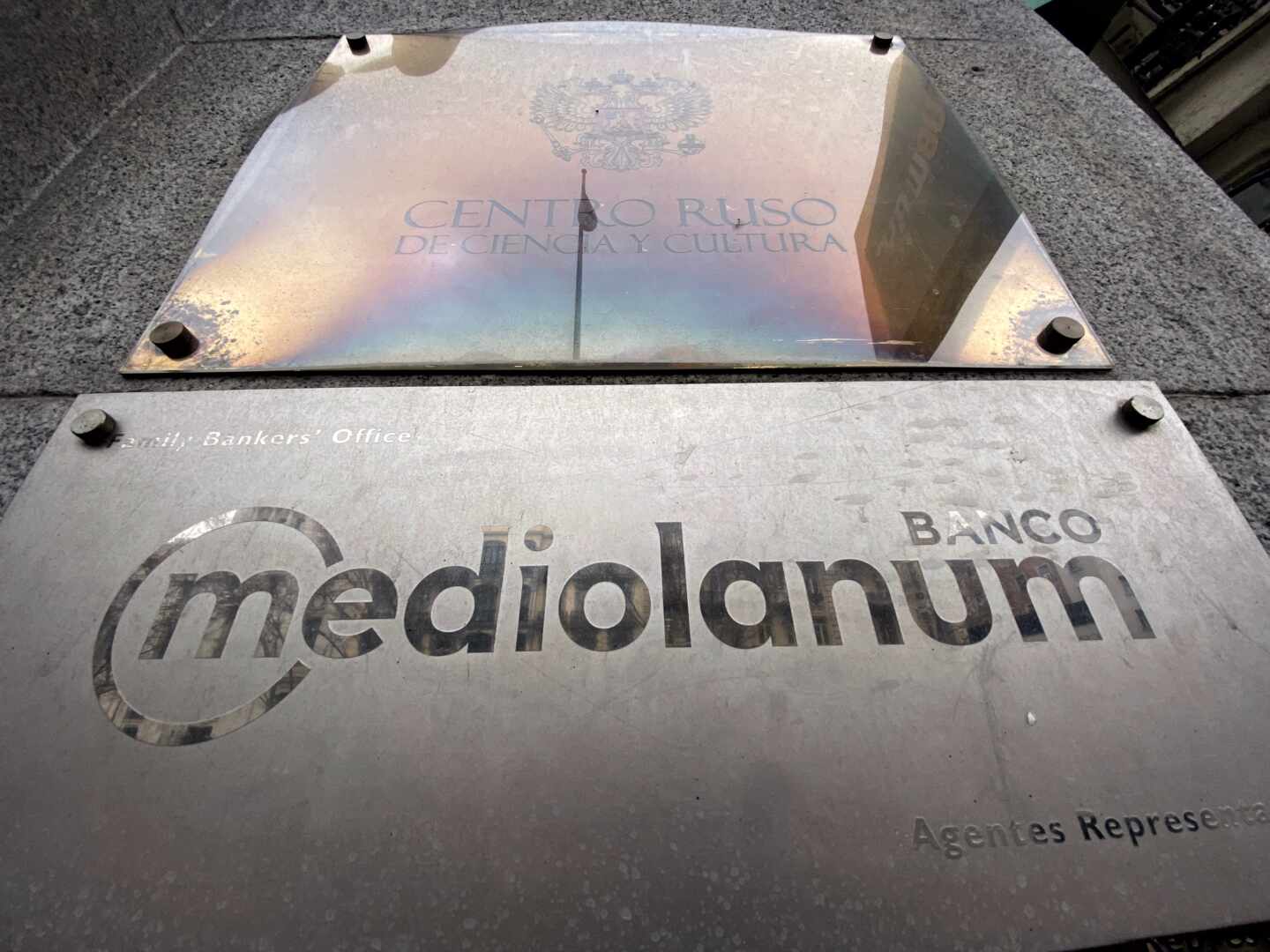 Placa con el logotigo del Banco Mediolanum, en la puerta de entrada de uno de sus locales en Madrid (España).