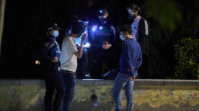 Madrid blinda el Puente de los Santos con 2.000 agentes que controlarán botellones y cementerios La Policía Municipal identifica a dos jóvenes en Madrid