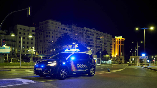 Apuñalan por la espalda y cortan la cara a un joven que mediaba en una pelea en Zaragoza Un coche patrulla de la Policía Nacional.