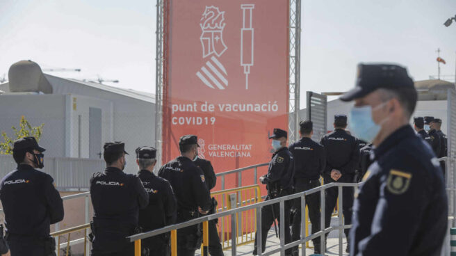 Policías nacionales, aguardando su turno para vacunarse en el Hospital la Fe de Valencia.