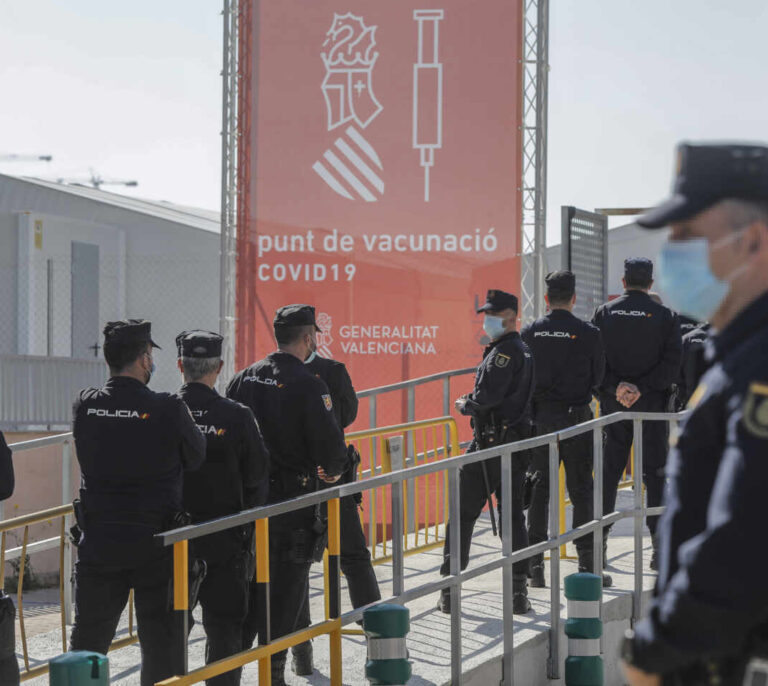 Policías piden que se les administre ya la segunda dosis de la vacuna de Astrazeneca