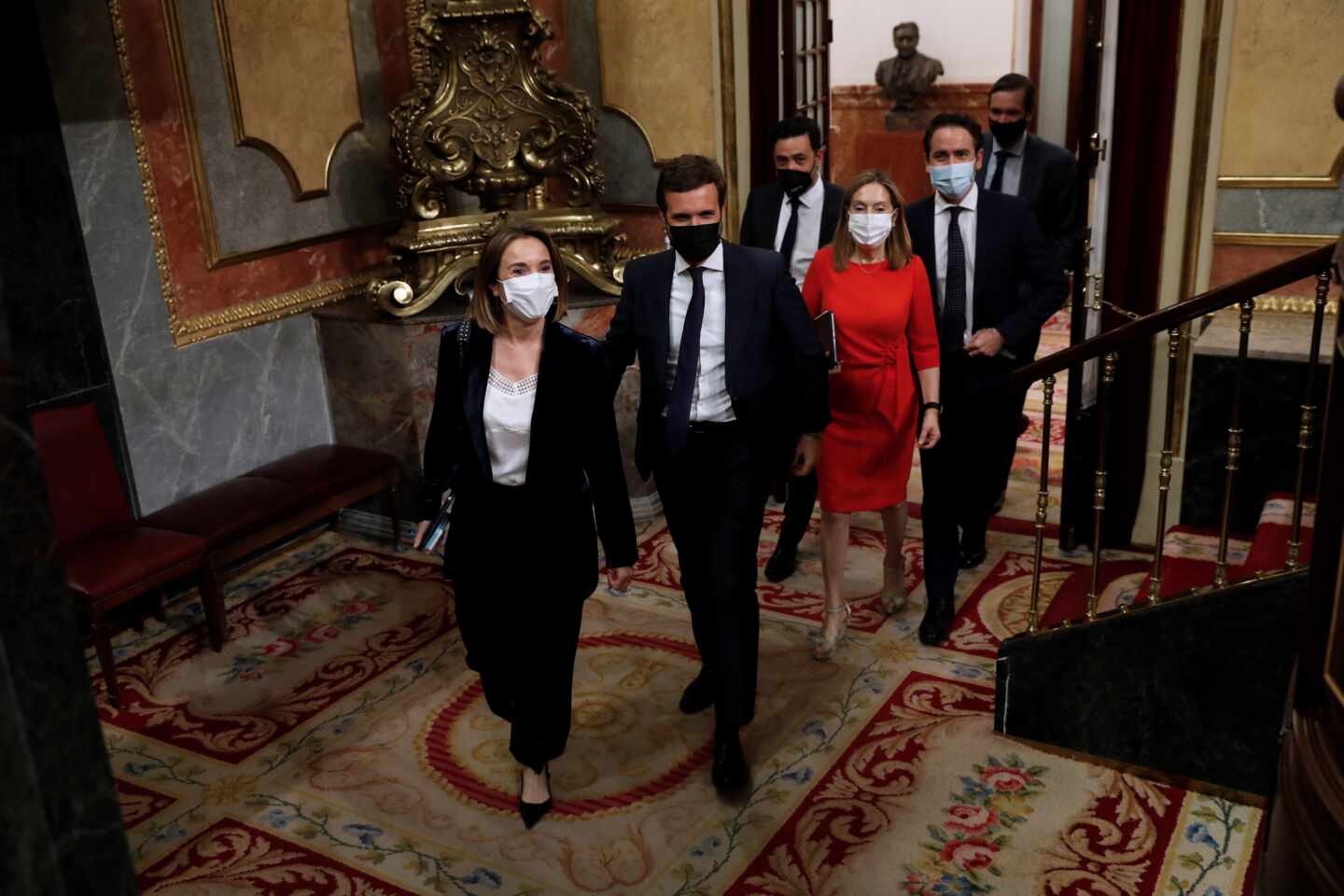 El líder del PP, Pablo Casado, junto a varios dirigentes de su grupo parlamentario en el Congreso.