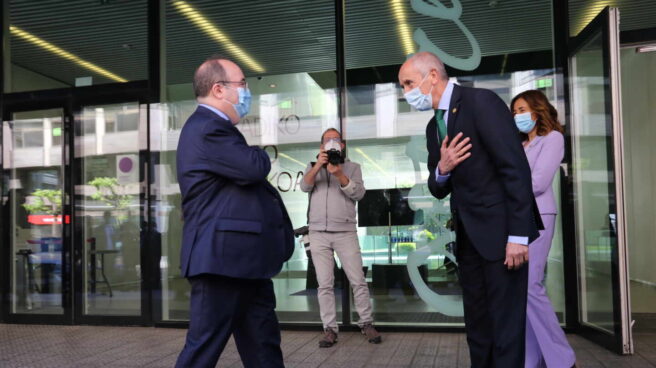 El vicelehendakari y consejero de Seguridad, Josu Erkoreka, recibe al ministro de Política Territorial, Miquel Iceta, en Bilbao.