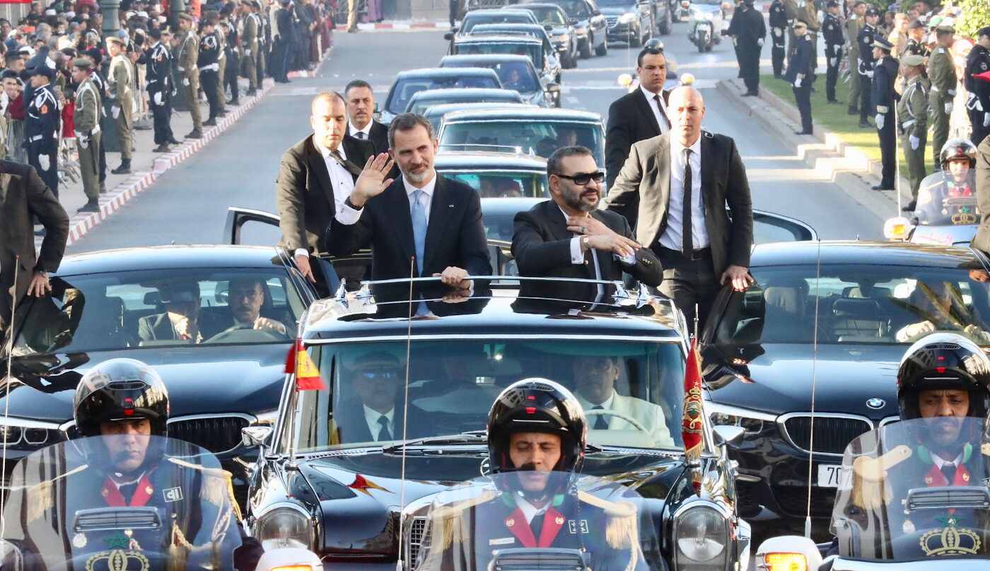 El Rey Felipe VI y el Rey Mohamed VI durante su traslado al Palacio Real de Rabat.