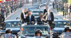 El Rey Felipe VI y el Rey Mohamed VI durante su traslado al Palacio Real de Rabat.