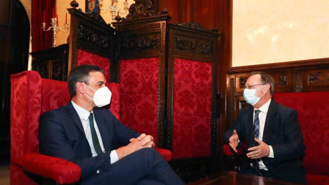 Pedro Sánchez y Juan Jesús Vivas, presidente de Ceuta, durante la visita a la ciudad autónoma. Pedro Sánchez y Juan Jesús Vivas, presidente de Ceuta, durante la visita a la ciudad autónoma.