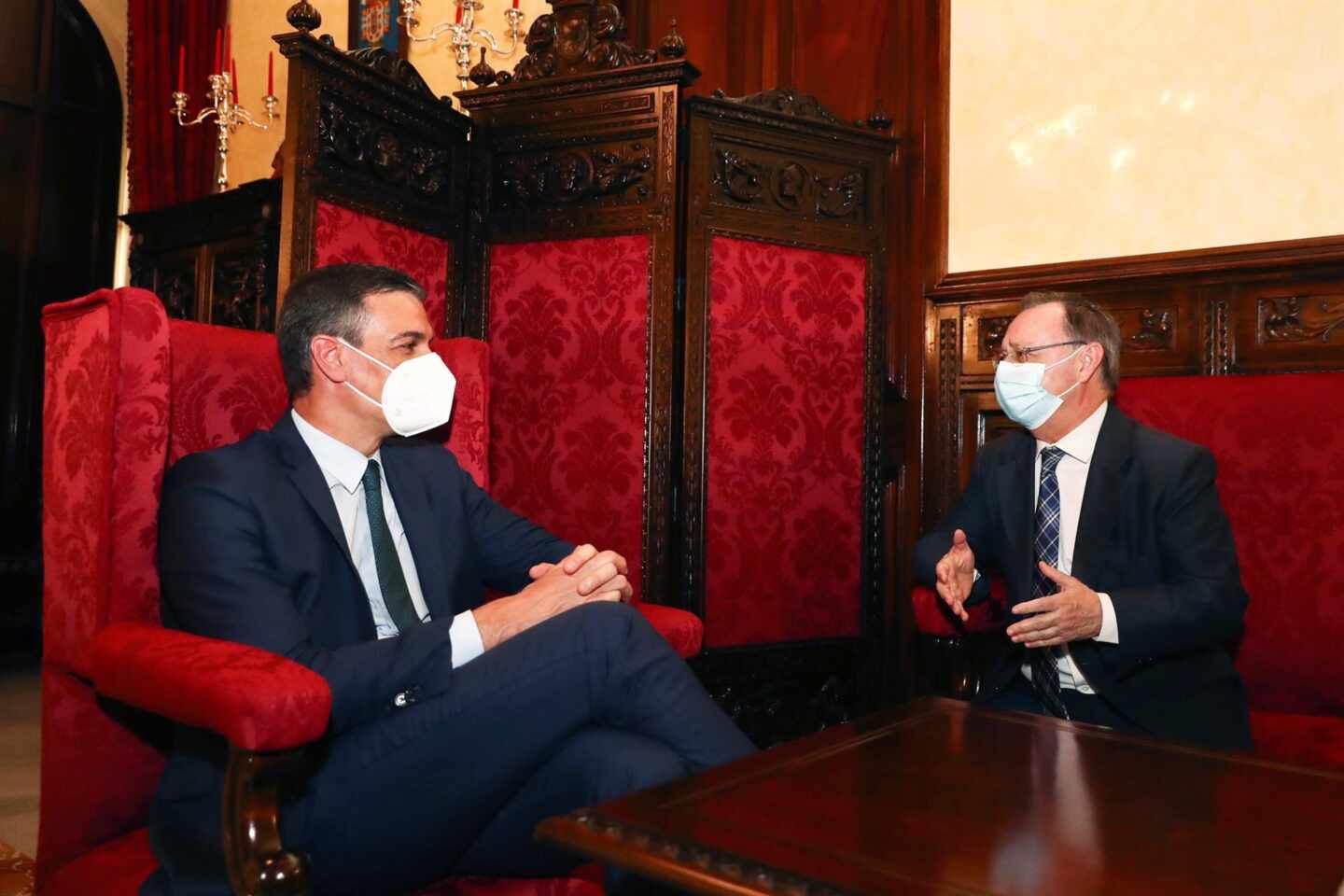 Pedro Sánchez y Juan Jesús Vivas, presidente de Ceuta, durante la visita a la ciudad autónoma.