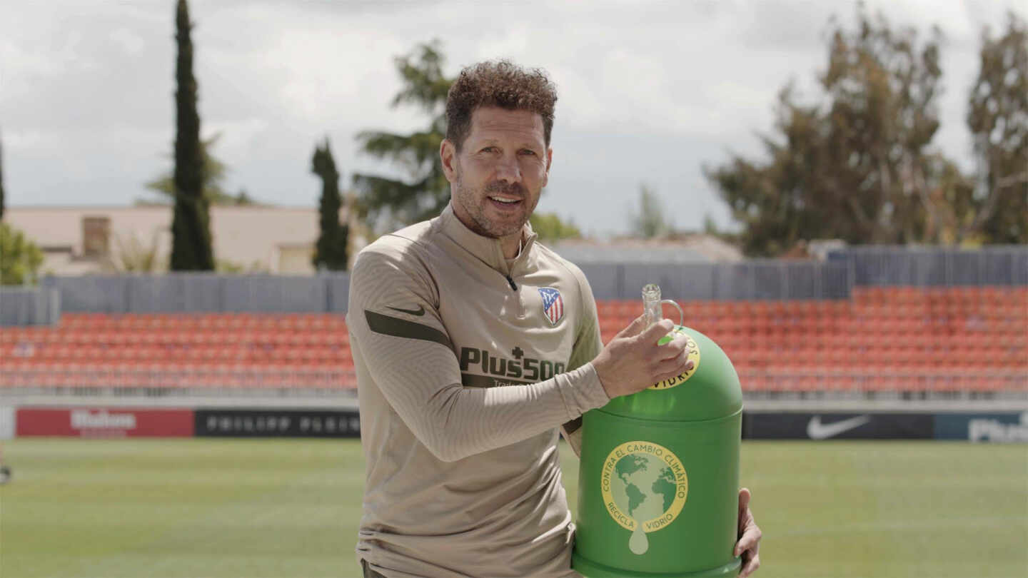 DIego Pablo Simeone con un contenedor de Ecovidrio